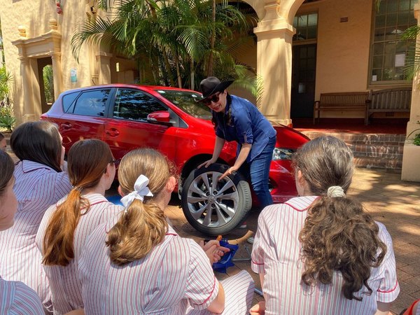 Crónica / Enseñan a las señoritas a cambiar rueda de auto