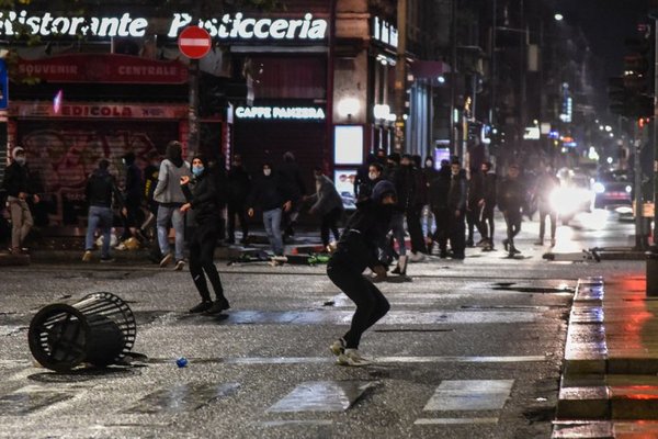 Miles de personas se manifestaron en Italia contra las restricciones anunciadas para frenar la segunda ola de Covid » Ñanduti