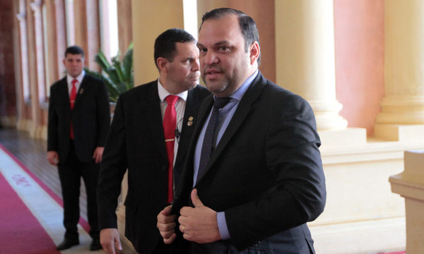 Ministro en la mira, pillan tragada de US$ 10 millones: transferencias a muertos, “regalo” de tierras, pagos a “pescadores”