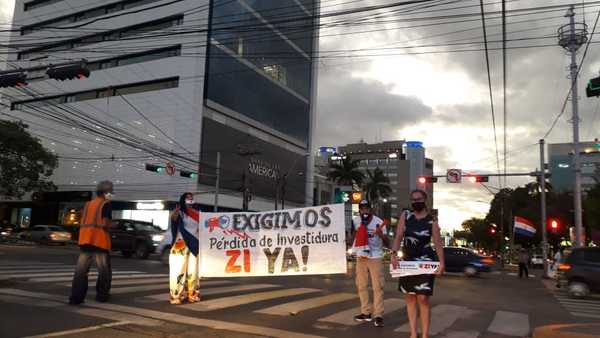 Esteños en Asunción exigen pérdida de investidura para Javier Zacarías Irún