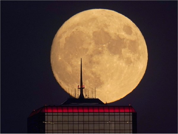 NASA: Aún no se sabe si el agua de la Luna puede usarse como recurso
