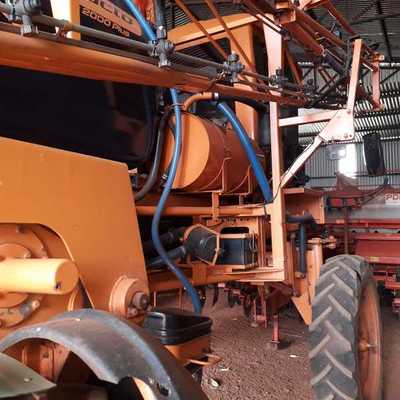 Roban GPS de una pulverizadora del interior de un depósito en Mbaracayú