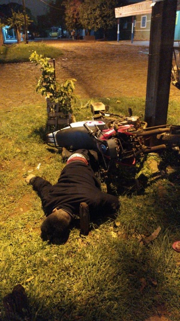 Joven motociclista fallece al chocar por una columna en Pedro Juan Caballero