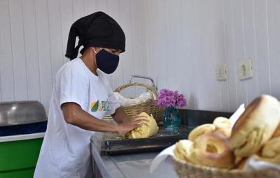 Desarrollan gran feria de emprendedoras en Luque