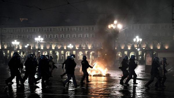 Manifestaciones en Italia contra las restricciones anunciadas para frenar la segunda ola de covid-19