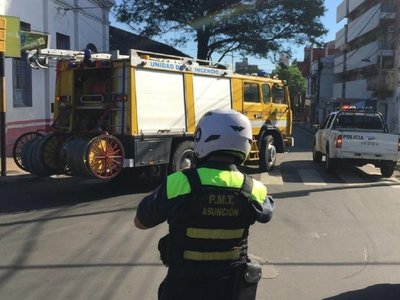 Ambulancia choca cuatro cuadras después de auxiliar a víctimas de otro choque