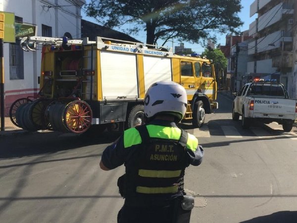 Ambulancia choca cuatro cuadras después de auxiliar a víctimas de otro choque