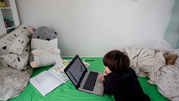 Instan a padres supervisar el uso de internet a sus hijos