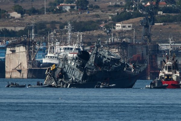 Un buque de guerra y un carguero chocaron en Grecia y dejaron dos heridos » Ñanduti