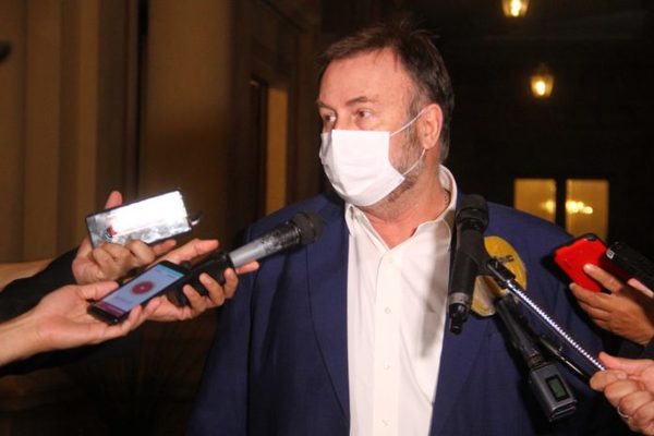 Benigno López presenta renuncia al cargo de Ministro de Hacienda