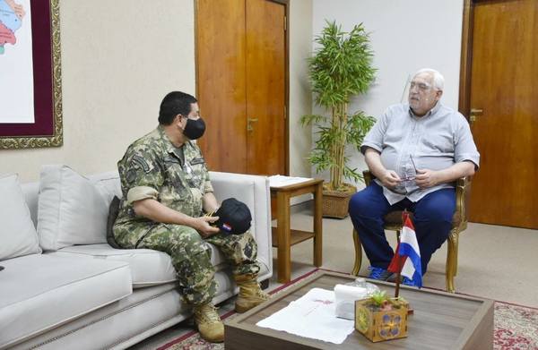 NUEVO COMANDANTE DEL ÁREA NAVAL DE ITAPÚA SALUDO AL GOBERNADOR