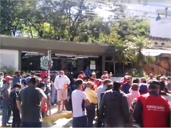 Ex empleados ferroviarios se manifiestan frente a Yacyretá