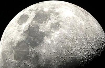 Astrónomo asegura que el agua hallada en la Luna es bebible: 'Habría que filtrarla' - SNT