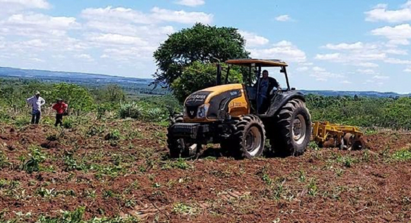 Productores de Caazapá reciben apoyo de la gobernación - Noticiero Paraguay