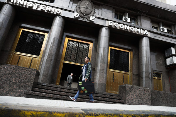 Argentina coloca deuda en el mercado local por 3.257 millones de dólares - MarketData