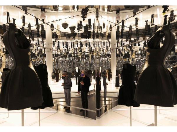 Muestra recorre 150 años de la moda