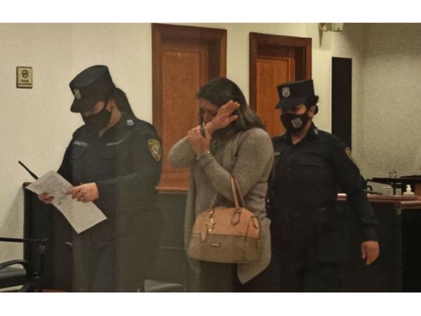 Rescatan a una mujer condenada cuando iba a su lugar de prisión