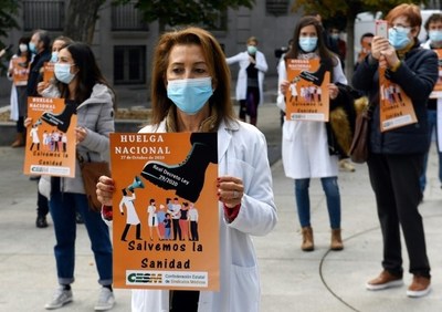 Médicos españoles protagonizaron huelga de 24 horas en medio de la segunda ola de covid-19