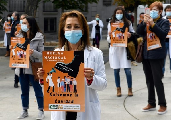 Médicos españoles protagonizaron huelga de 24 horas en medio de la segunda ola de covid-19