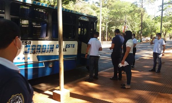 Entregan tapabocas a pasajeros en buses de CDE