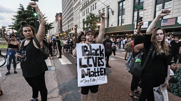 Segunda noche de violencia en Filadelfia tras la muerte de un hombre negro abatido por la policía | .::Agencia IP::.