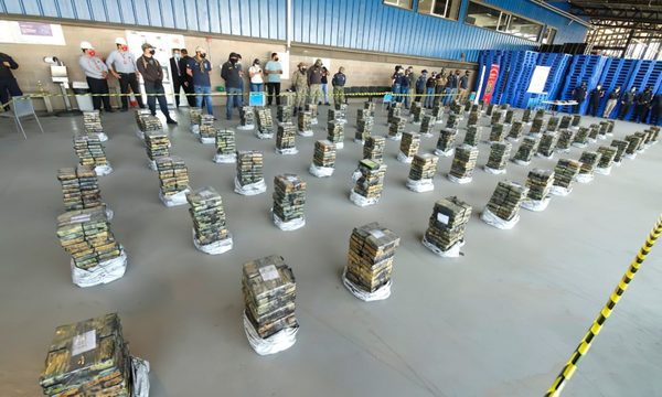 Megacargamento de cocaína es incinerado en fosa
