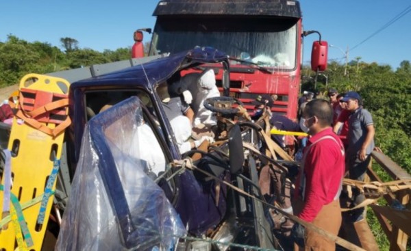 Choque frontal de camiones en puente de un carril deja un herido
