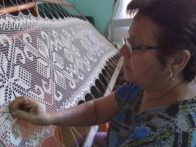 Ña Sixta, más de medio siglo deleitando con encaje ju