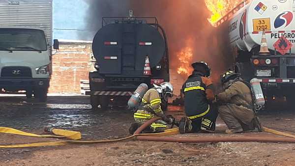 Se INCENDIARON camiones, dos de ellos CISTERNAS, en empresa de TRANSPORTE en CDE