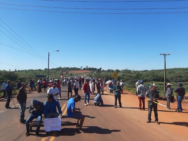 Indígenas reinician cierre de ruta en Curuguaty - Nacionales - ABC Color