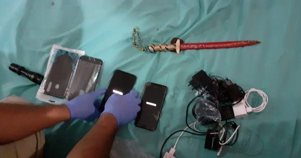 La Nación / Encontraron armas blancas, teléfonos y chips en requisa en el Cereso de Itapúa