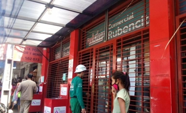 HOY / Reportan derrumbe en conocido comercio de San Lorenzo