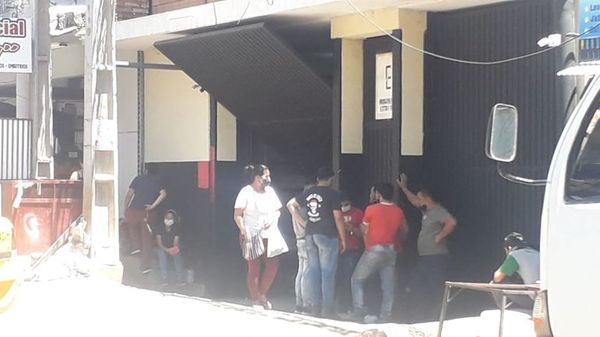 Tres heridos deja derrumbe parcial de un comercio en San Lorenzo - Nacionales - ABC Color