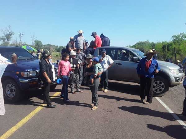 Vallemí: pobladores cierran ruta exigiendo mensura de tierras | OnLivePy