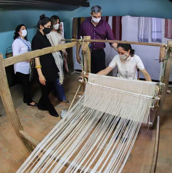 Escuela del Ao Po’i en Yataity apunta a salvaguardar tradición y generar oportunidades de mercado | .::Agencia IP::.