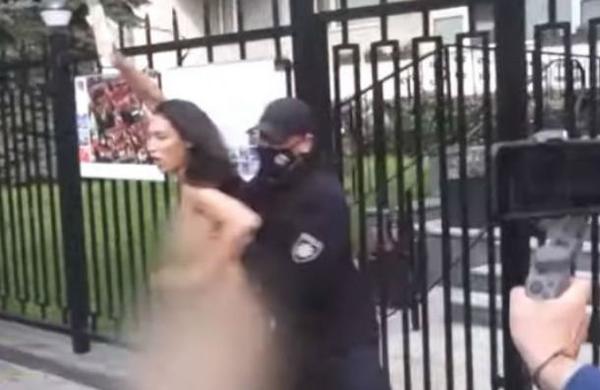 Feminista se desnudó para protestar contra la prohibición del aborto en Polonia: '¡Mi cuerpo, mis reglas!' - C9N