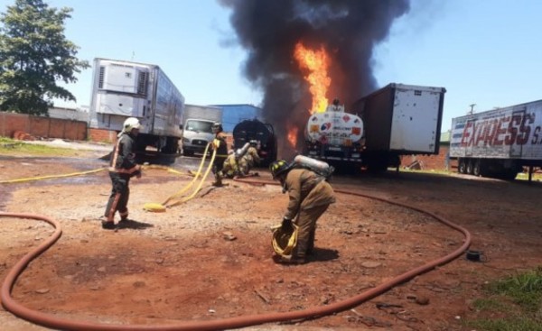 Camión cisterna arde en llamas y más dos vehículos fueron alcanzados