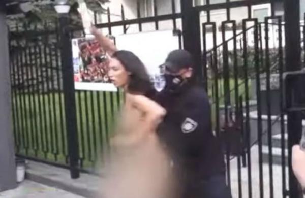 Feminista se desnudó para protestar contra la prohibición del aborto en Polonia: '¡Mi cuerpo, mis reglas!' - SNT
