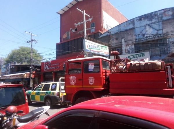 Comercio en mercado de San Lorenzo se derrumbó y tres quedaron lesionados (Video)