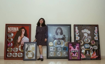 HOY / Mon Laferte prepara su nuevo disco para 2021 basado en el folclore mexicano