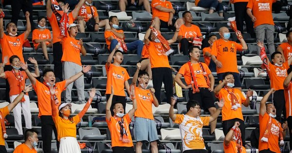 La Nación / Club de fútbol de Wuhan pelea por la permanencia