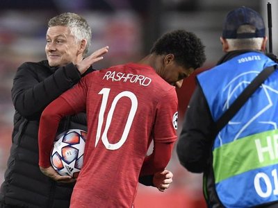 Rashford también hace 'hat tricks' en el campo