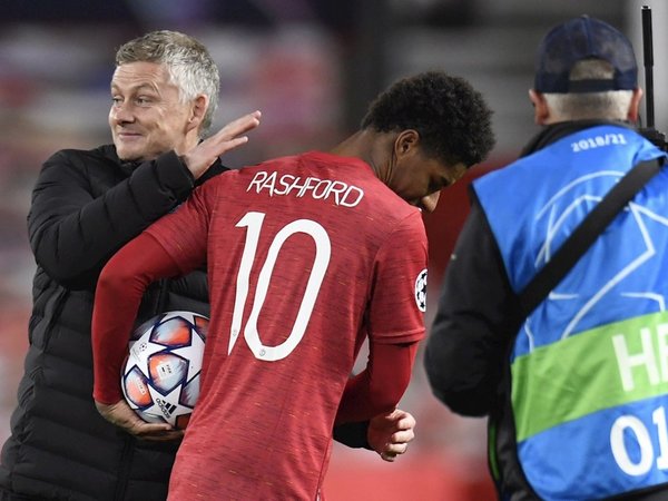 Rashford también hace 'hat tricks' en el campo