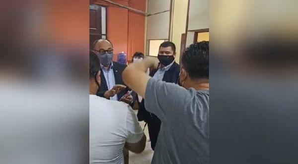 Funcionarios de IPS se agolpan en el Ministerio de Salud para exigir pago de gratificación