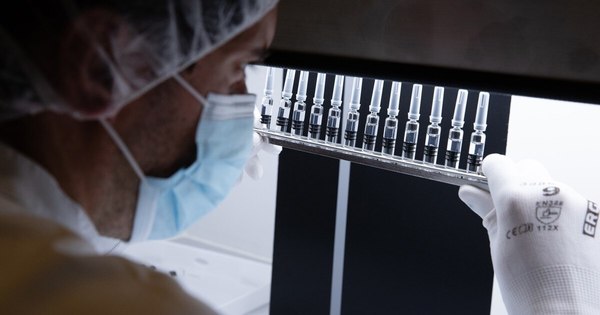 La Nación / GSK y Sanofi prometen su vacuna a los países pobres