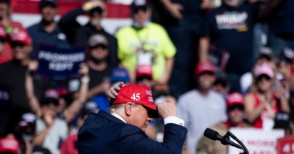 La Nación / Trump sigue con su ritmo frenético y Biden, en casa