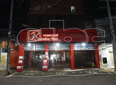 Cayó parte del techo de un comercial de San Lorenzo, tres heridos - Nacionales - ABC Color