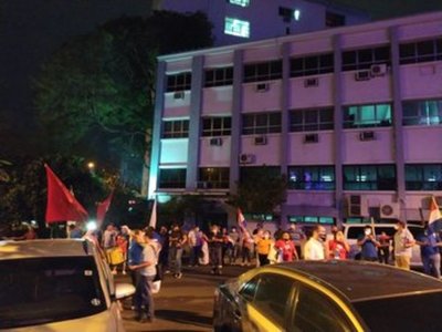 Funcionarios del IPS continúan en vigilia frente a Salud: "Merecemos esta gratificación y no estar en la calle" » Ñanduti