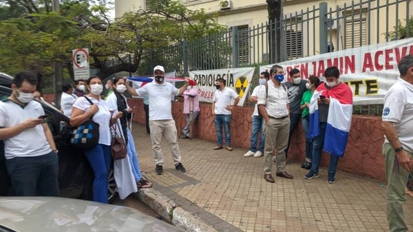HOY / Continúa la protesta frente a Salud: Funcionarios del IPS exigen pago de gratificación