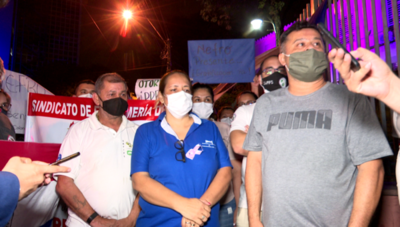 Vigilia de funcionarios de IPS para exigir la gratificación por exposición al Covid-19